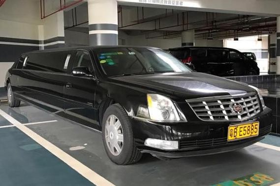 广东某停车场，难得一见的加长凯迪拉克，保存相当完好