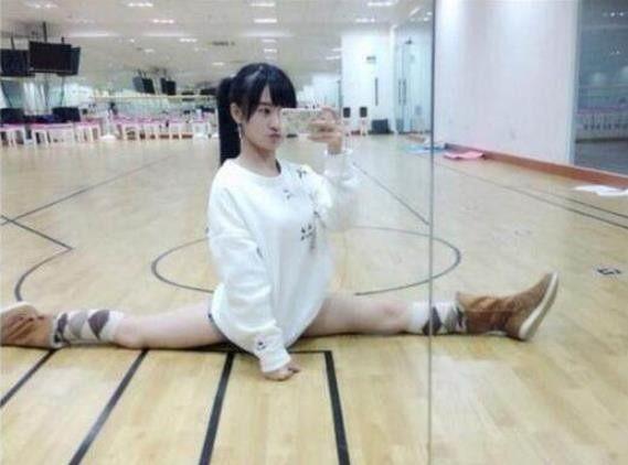 女星一字马、迪丽热巴最标准,小彩旗成了弓,