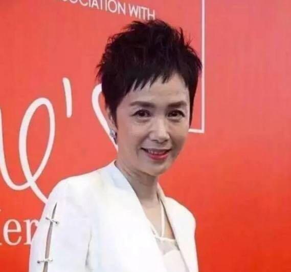 48岁蒋雯丽不怕鱼尾纹，坚决不打针，网友：就喜欢你这样优雅老去