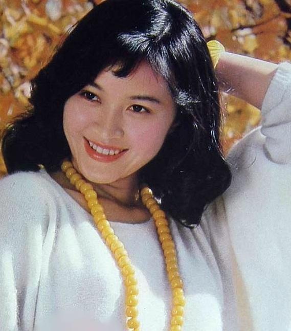 她是首位春晚英语主持人,曾红过刘晓庆,出轨小