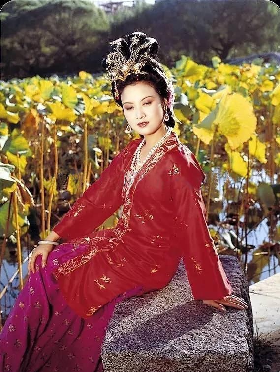 邓婕的王熙凤珍贵剧照几十张，太惊为天人了，无人超越