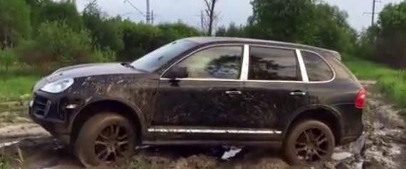 回乡经过这条烂路，这保时捷卡宴的表现，连五菱宏光都看不下去了