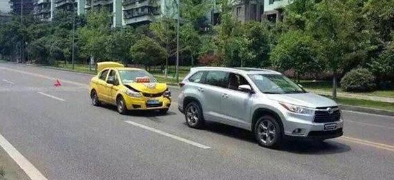 2018款全新汉兰达被铃木追尾！铃木车主：这还是汉兰达的防撞梁？