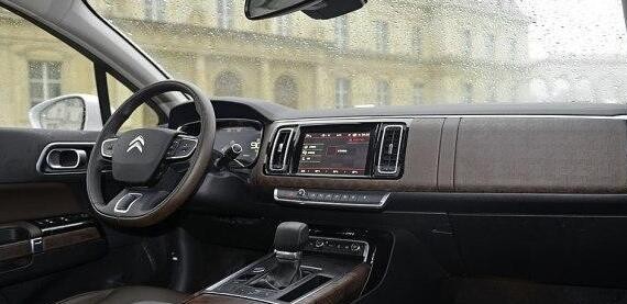 法系旗舰长4米9，轴距2900mm让帕萨特汗颜，C6买哪款好