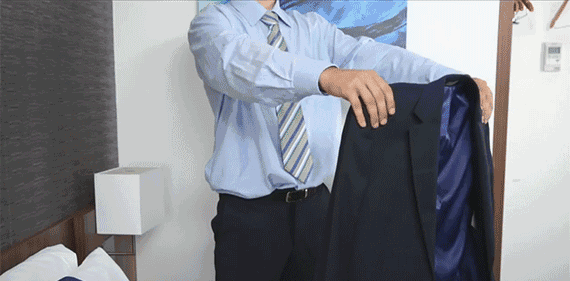 可向内翻折卷起 这样衣服就不会褶皱了