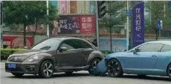 400万宾利撞30万甲壳虫，结果一分钱一分货这辆车被撞的好没面子