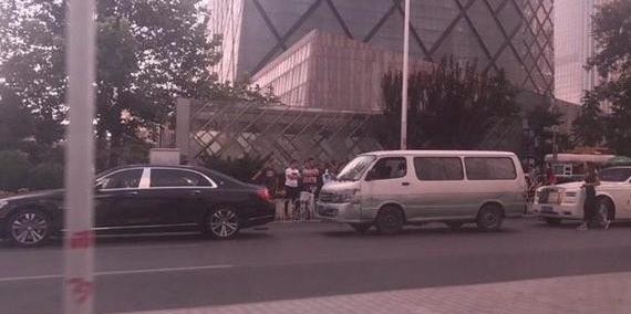 被劳斯莱斯追尾又撞上迈巴赫，围观群众却没人同情他