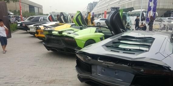 这才是男人该拥有的车，聚会场面堪比车展，普通豪车根本没人看