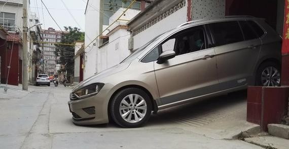 大众高尔夫底盘太低 车主吐槽：每次出门 车头就是擦……