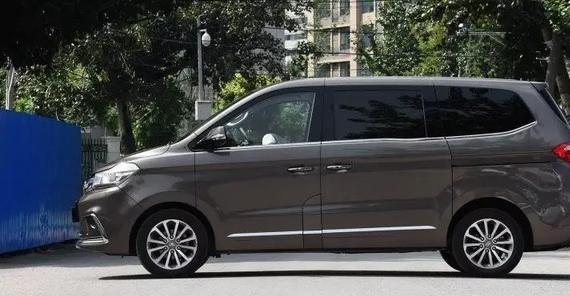 华晨的这款MPV竟然卖到23万，看了三大件我懂了