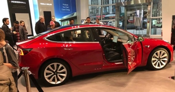 特斯拉Model 3亮相美国东海岸 看一眼要排45分钟长队