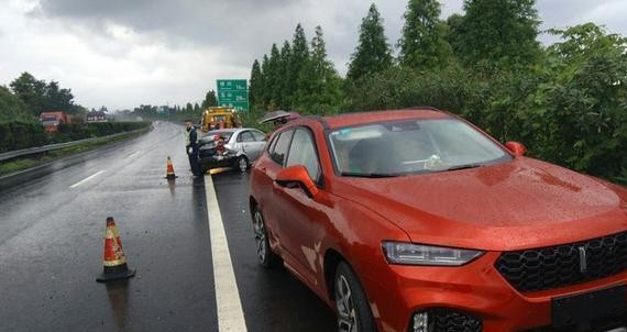 刚提的魏派VV7被别克凯越撞，两车巨大的差距让别克车主当场崩