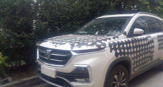 街头偶遇实拍宝骏530，外观比路虎还霸气，7.2万起吉利哈弗危险了