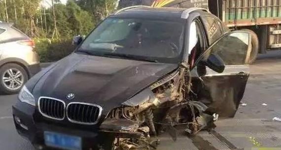 国产宝骏撞上宝马x6 网友：这个质量我们也看不懂