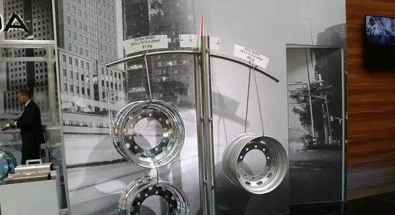 海内还在靠铝合金轻量化的时刻，欧洲曾经开端造碳纤维车架了！