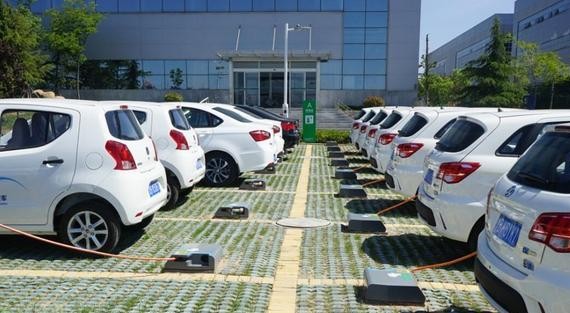 纯电版和燃油版汽车鲜明对比，您更倾向哪一款？