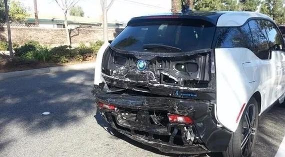 一辆宝马i3被追尾，再看对手