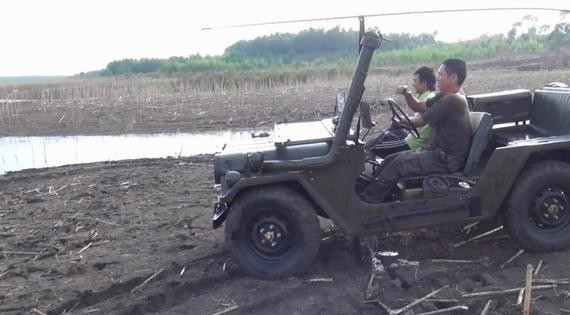 几十年前的老吉普能在水里如许开，牧马人啥的水都不敢沾！