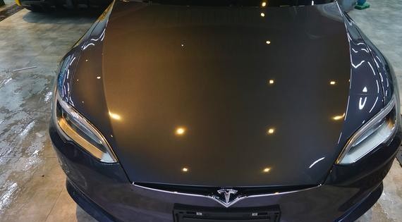 这个颜色的特斯拉很少见，特斯拉modelS