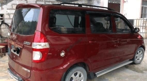 小伙开五菱宏光为女友搬行李 交警一句话 小伙懵了！