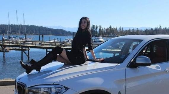 宝马X6女司机喜欢蓝天白云，车和人你选哪一个？