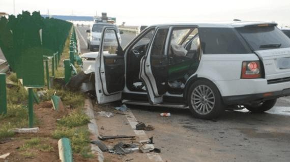 路虎揽胜高速被护栏“一箭穿心”车主：超强的品质救了本身