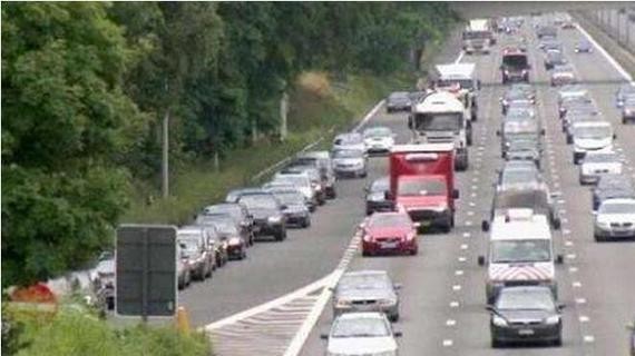 女子开豪车犯了这小毛病，一下子连蹭7辆车，下车后旁人也笑了