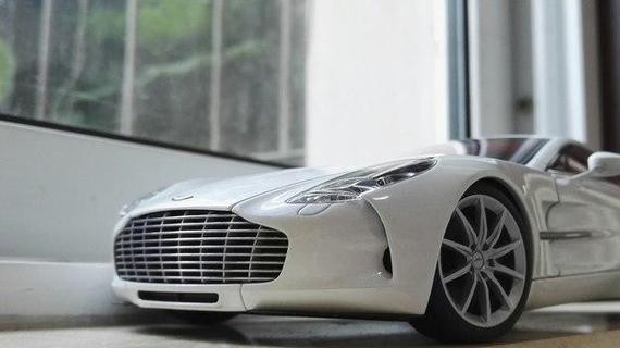 5000多万的阿斯顿马丁ONE-77提回家，车主却不知道怎么开