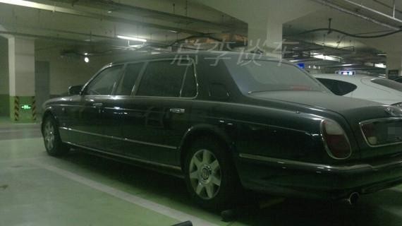 千万级加长宾利被遗弃，蜘蛛在劳斯莱斯上结网，顶级车有点惨