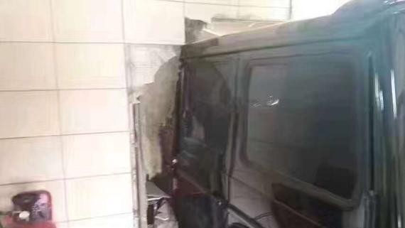 奔驰G撞墙皮毛未损好车一定是耐撞的吗？