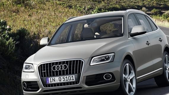 路遇奥迪车主路上爆胎了，看了后备箱后，决定还是送去汽修厂吧！