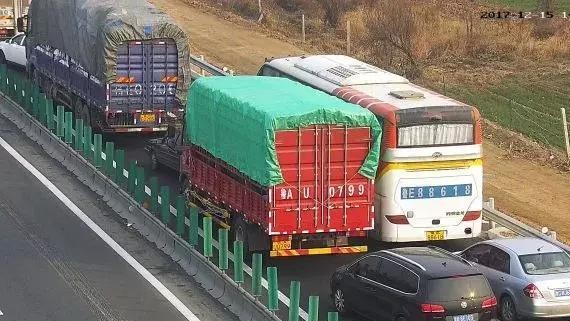 这四辆客车，满载乘客占用生命通道，驾驶人无缘再摸客车方向盘