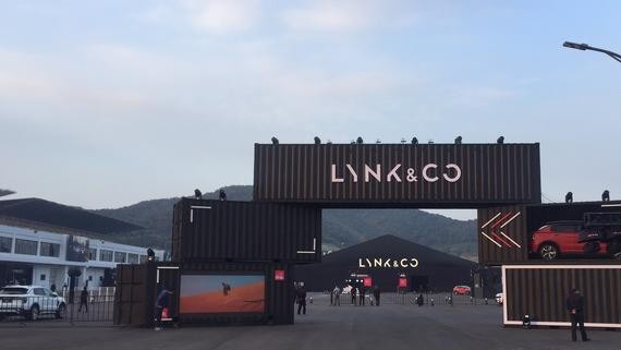 领克01发布会，售价15.88-20.28万，与外资品牌展开直接竞争