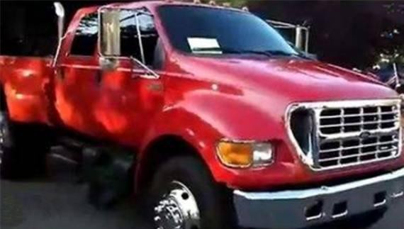 这款豪车300万，车身大到超出你想象，可看到司机后大家眼前一亮