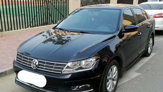 小伙开13万的大众朗逸去女友家拜访, 其父母看到车厢时忍不住笑了