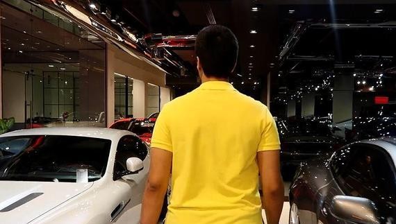 小伙拎一个大皮包全款提600万劳斯莱斯跑车，网友：有钱就是任性