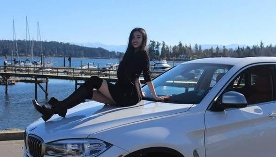 宝马X6女司机喜欢蓝天白云，车和人你选哪一个？