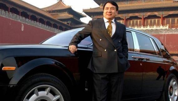 他是中国第一个买法拉利的人，坐拥最牛车牌5个8，如今照样高调