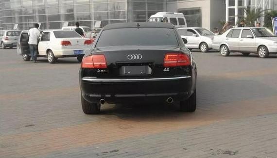 偶遇豪车，车身6.85米，如挪动行宫，这便是将来目的了！