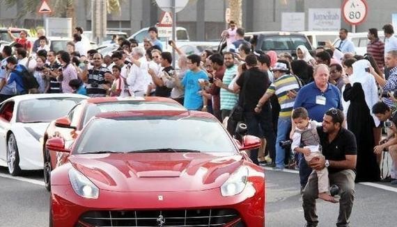 迪拜遍地土豪？银行无奈拍卖带不走的豪车，奔驰G级最多