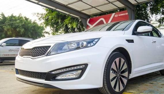 男子新提起亚K5, 开出不久就完成首撞近报废, 网友: 谁叫你买这车