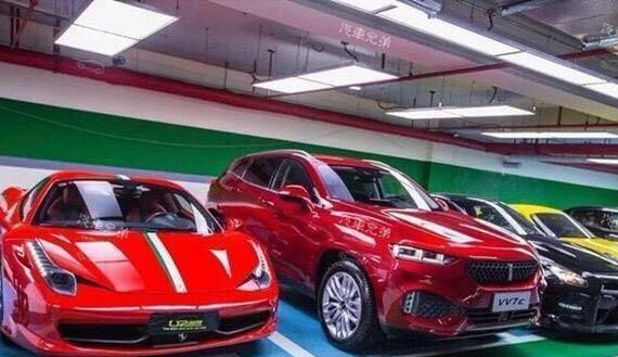 领克01凑巧停在法拉利边上？来看看谁的气场更足？