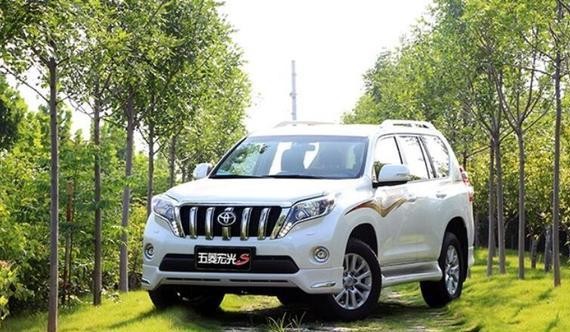 新款普拉多线条充满肌肉感，内饰做工精细且实用性强