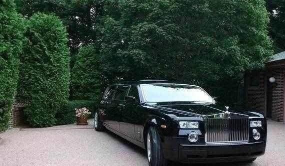 富婆招司机驾驶七百万豪车，月薪五万，因这几点无人应聘