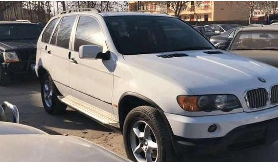 15年宝马X5卖五万？二手车贩子：这车只卖给有缘人！