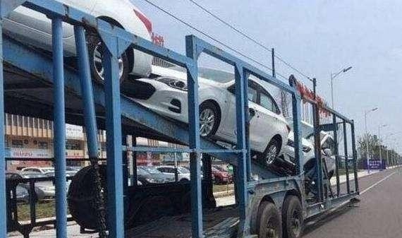 运输车底盘断裂, 一车荣威RX5和荣威i6损坏, 4S店: 统统5折出售