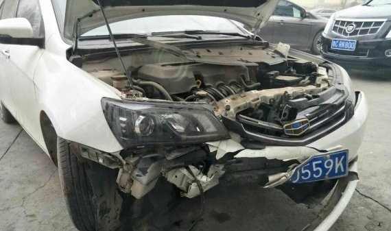 吉利帝豪车头撞烂气囊没打开 4S店称“没撞点上