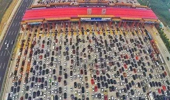 返程高峰开始 这些车主为何不惧塞车？