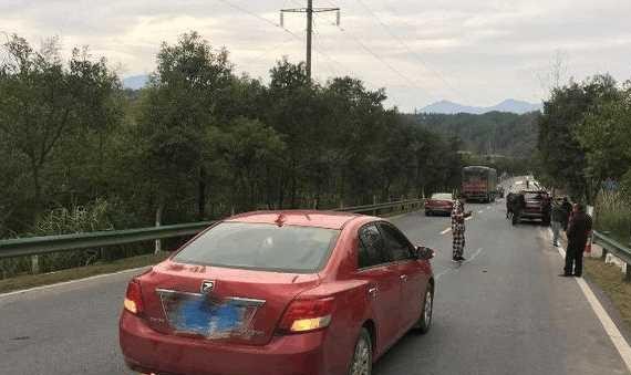 福特撼路者与众泰Z300当场追尾, 网友表示, 外观山寨质量也山寨!