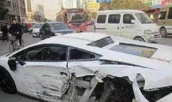 雅阁撞上兰博基尼，车祸现场雅阁车主一句话，让路人尴尬无语